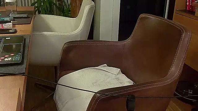 Snapshot of Unique_X_perience chatting on October 5, 2025, 11:35 pm Unique X perience online show from October 5, 2025, 11:35 pm