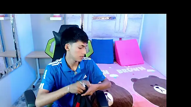 yiisu  online show from September 9, 2025, 6:18 pm