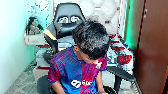 yiisu  online show from October 4, 2025, 12:14 pm