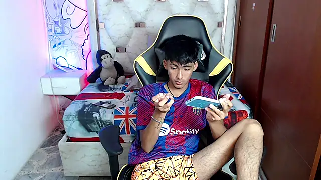 yiisu  online show from October 8, 2025, 12:14 pm