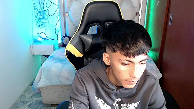 yiisu  online show from October 18, 2025, 12:17 pm