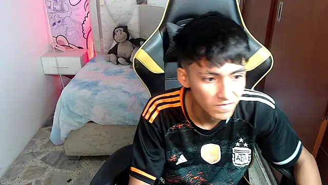 yiisu  online show from October 25, 2025, 12:13 pm