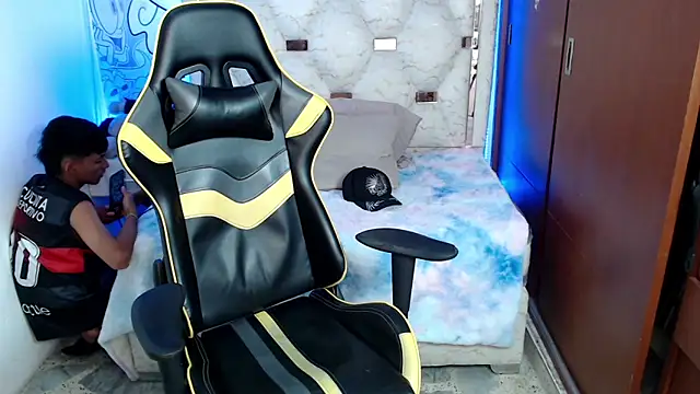 yiisu  online show from October 27, 2025, 6:12 pm