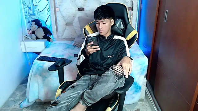 yiisu  online show from November 4, 2025, 12:15 pm