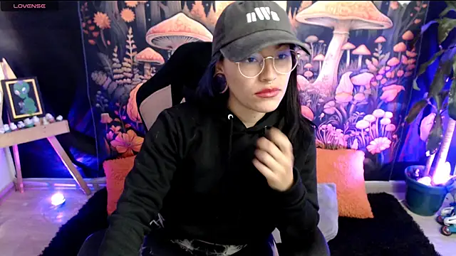 LunaBunny8 online show from November 6, 2025, 3:13 pm