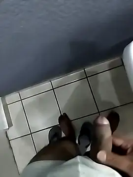 Snapshot of Leofj007 chatting on November 3, 2025, 5:42 am Leofj007 online show from November 3, 2025, 5:42 am