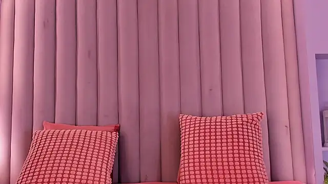 TiffValentinee  online show from October 28, 2025, 8:00 pm