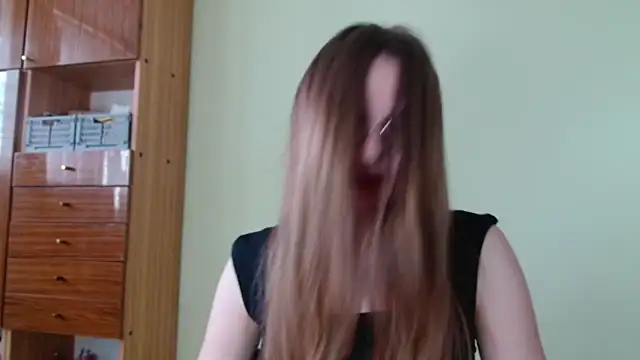 Snapshot of LooveELLYx chatting on April 20, 2026, 1:36 pm LooveELLYx online show from April 20, 2026, 1:36 pm