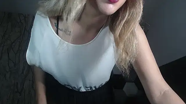 Snapshot of AntonellaBlanc chatting on October 6, 2025, 10:18 pm AntonellaBlanc online show from October 6, 2025, 10:18 pm