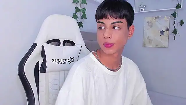 Snapshot of Thomas_wil chatting on October 15, 2025, 6:13 am Thomas wil online show from October 15, 2025, 6:13 am