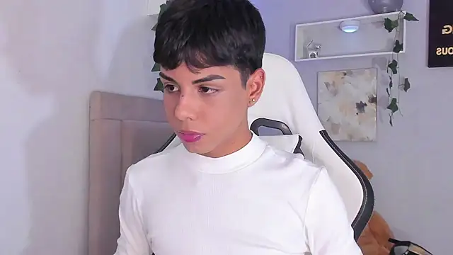 Snapshot of Thomas_wil chatting on October 18, 2025, 6:37 am Thomas wil online show from October 18, 2025, 6:37 am