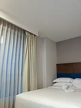 Kat Valen online show from April 15, 2026, 11:05 pm