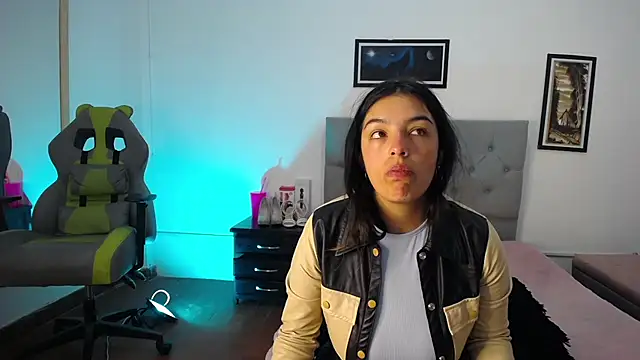 Esmeraldaa- online show from October 23, 2025, 4:01 am