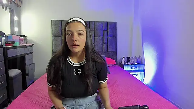 Esmeraldaa- online show from December 22, 2025, 4:31 am