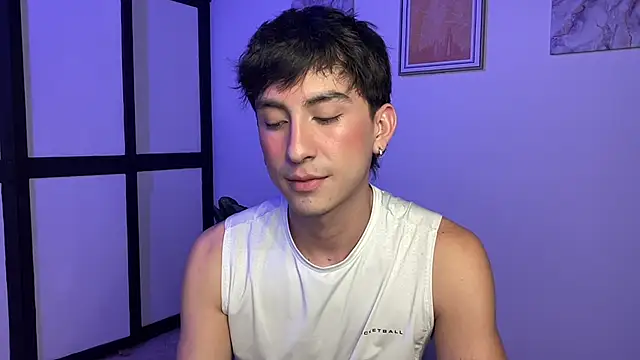 Snapshot of sweettaaron01 chatting on June 3, 2026, 12:46 am sweettaaron01 online show from June 3, 2026, 12:46 am