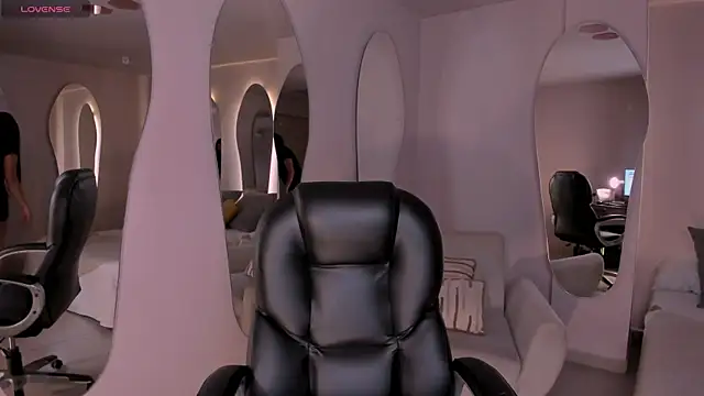 SarahYates online show from April 13, 2026, 5:02 am