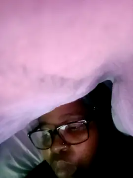 ShySexyBaddiexx online show from November 10, 2025, 1:32 pm