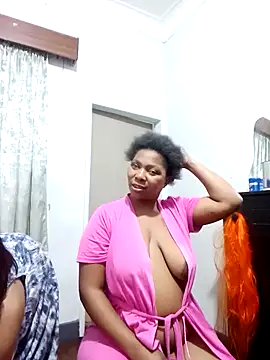 ShySexyBaddiexx online show from November 18, 2025, 8:13 pm