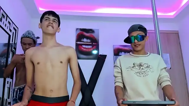 Snapshot of TWINKS_FRIENDS chatting on October 20, 2025, 2:45 am TWINKS FRIENDS online show from October 20, 2025, 2:45 am