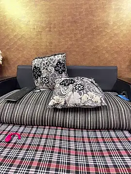 Iampriyaaa15 online show from April 17, 2026, 7:11 am