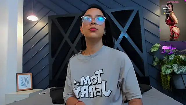 zoe martins  online show from October 7, 2025, 5:32 pm