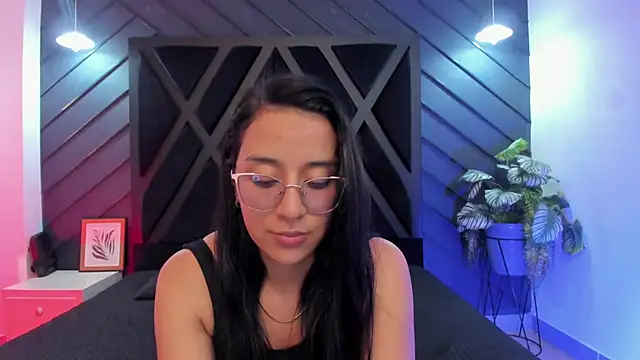 zoe martins  online show from December 5, 2025, 5:20 pm