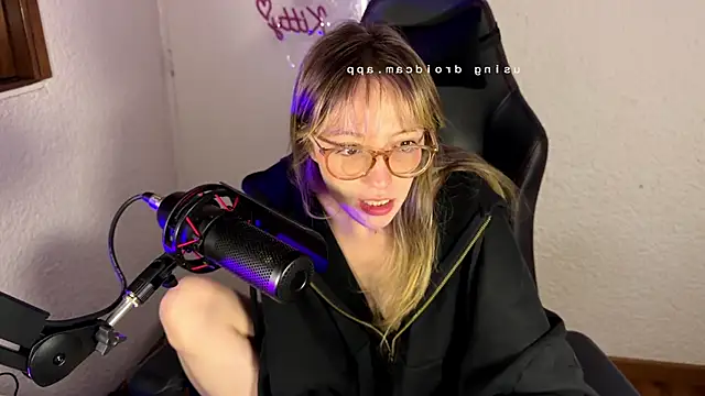 Snapshot of ReenKitty chatting on June 17, 2026, 4:59 am ReenKitty online show from June 17, 2026, 4:59 am