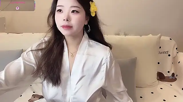 xiaotanbaby online show from October 12, 2025, 4:39 pm