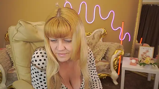 BellaLaPetit online show from November 10, 2025, 2:38 pm