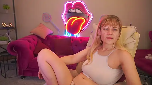 Snapshot of BellaLaPetit chatting on February 8, 2026, 2:26 am BellaLaPetit online show from February 8, 2026, 2:26 am