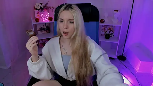 AuroraWrenfield online show from September 24, 2025, 10:29 am