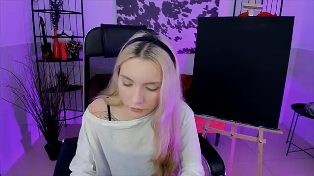 AuroraWrenfield online show from October 2, 2025, 7:48 am