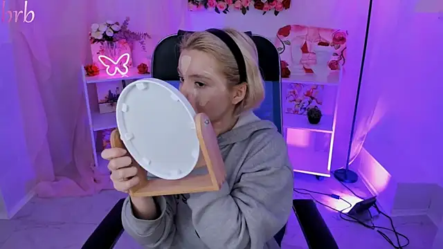 AuroraWrenfield online show from November 3, 2025, 4:14 am