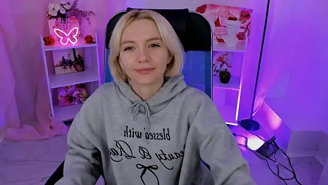 AuroraWrenfield online show from November 5, 2025, 4:23 am