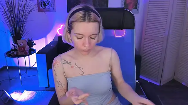 AuroraWrenfield online show from December 1, 2025, 4:17 am