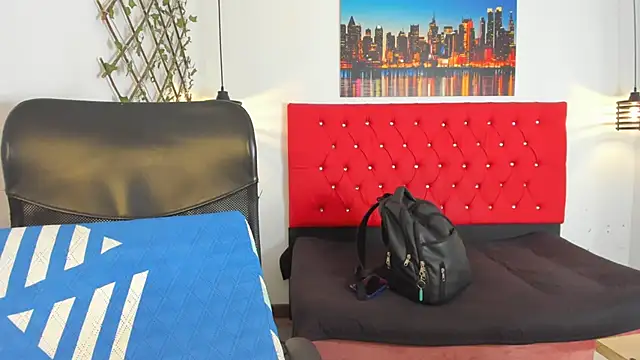 carolinacrus01 online show from September 8, 2025, 3:55 pm