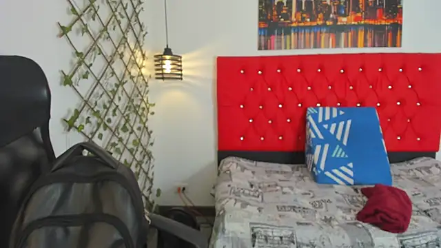 carolinacrus01 online show from September 23, 2025, 3:15 pm