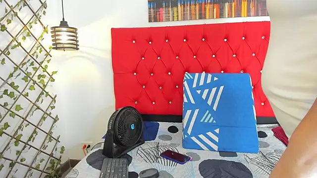 carolinacrus01 online show from September 25, 2025, 2:43 pm