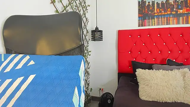 carolinacrus01 online show from December 1, 2025, 3:06 pm