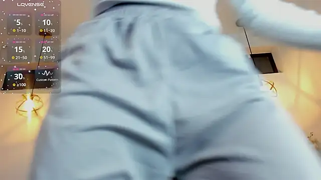 Hanna Cornee  online show from December 3, 2025, 1:42 pm