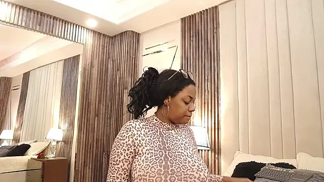 SheilaCoopers  online show from October 24, 2025, 12:23 pm