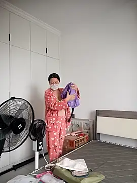 chengcheng12 online show from December 22, 2025, 1:24 am