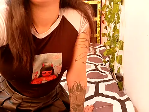 lucywhite13 online show from September 16, 2025, 7:37 pm