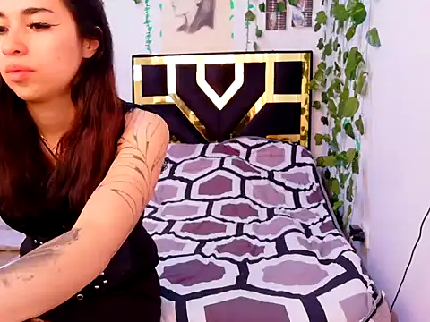 lucywhite13 online show from October 7, 2025, 6:05 pm