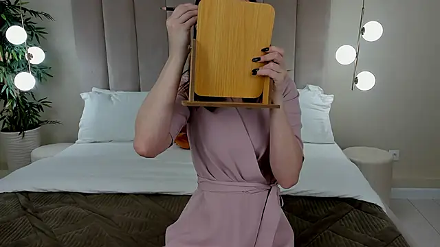 Snapshot of KiraHolli chatting on October 1, 2025, 3:23 am KiraHolli online show from October 1, 2025, 3:23 am