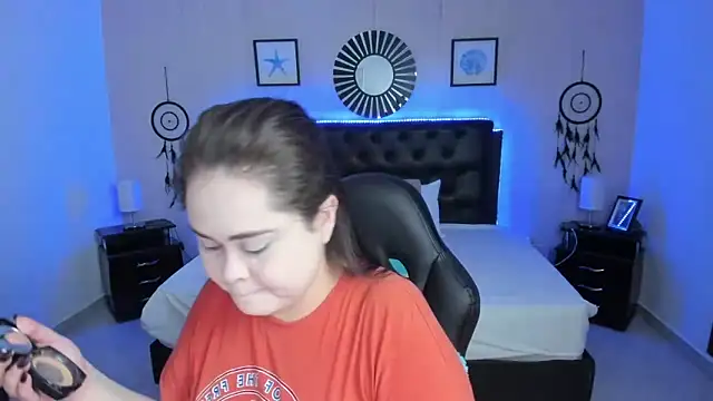 LolaVillalobos online show from November 15, 2025, 12:13 pm