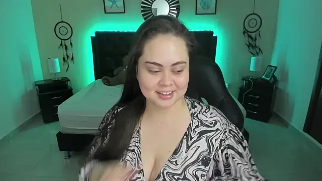 LolaVillalobos online show from November 23, 2025, 1:11 pm