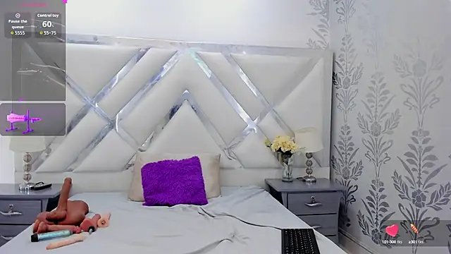 selenareyes online show from September 24, 2025, 8:34 pm