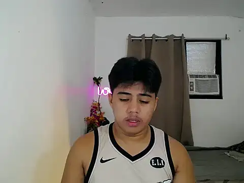 Snapshot of Hugecock2hundle_intown chatting on November 15, 2025, 6:48 pm Hugecock2hundle intown online show from November 15, 2025, 6:48 pm