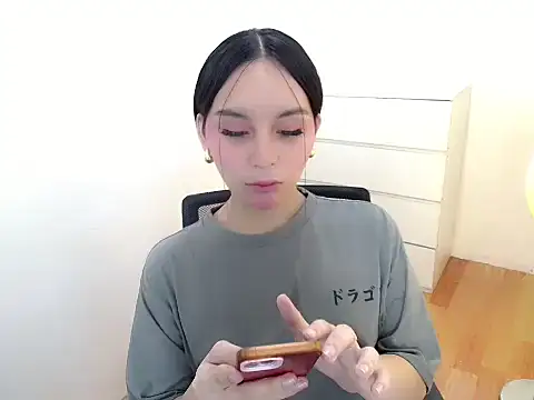 holly tabby online show from September 11, 2025, 8:31 pm